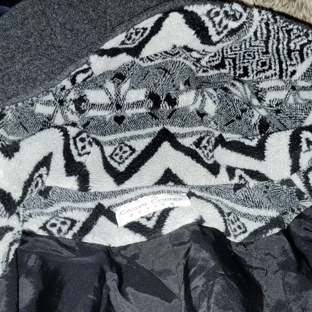 Sinched waist. Oversized hood. - Picture 12 of 14